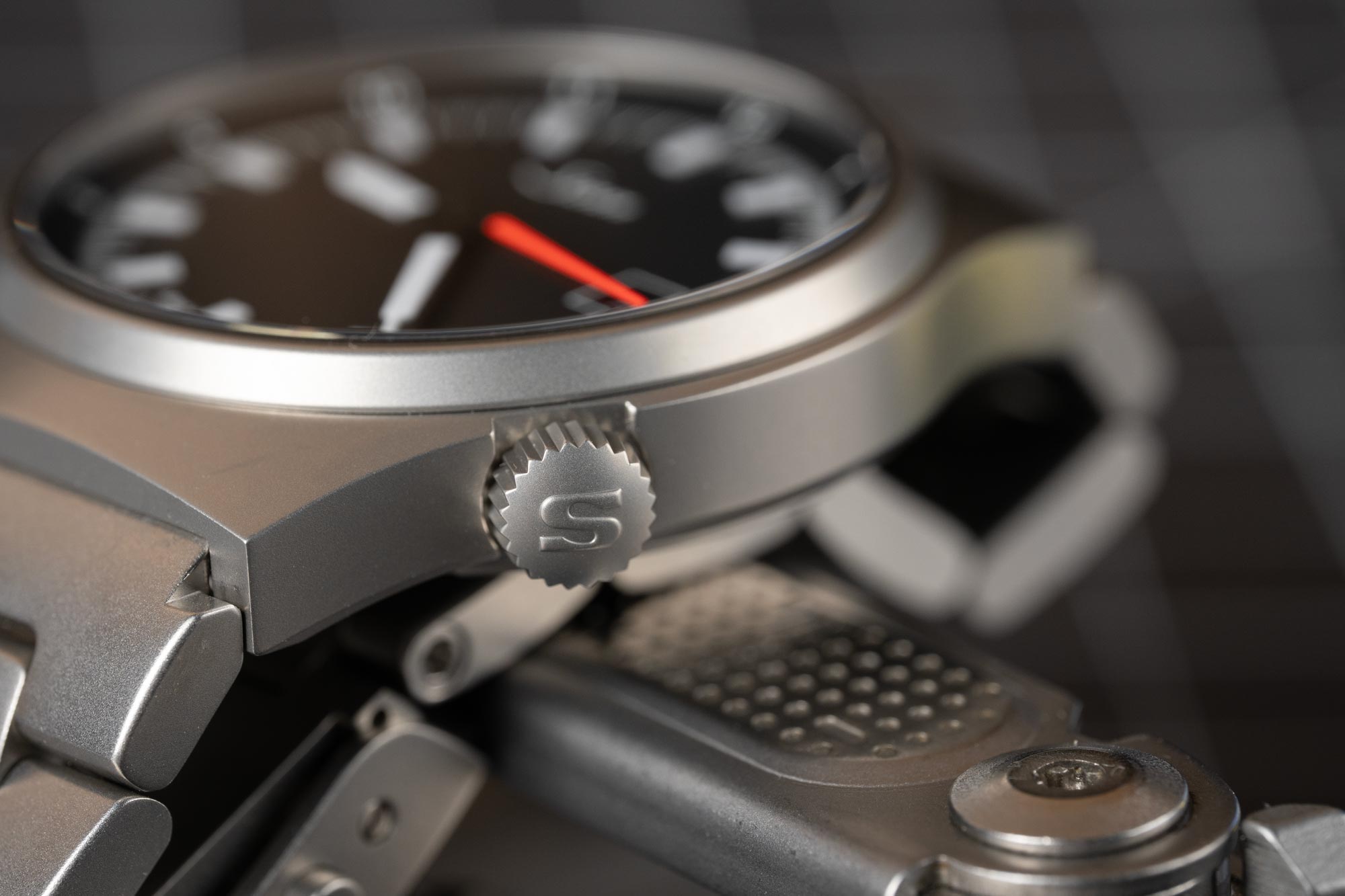 The Unseen Power of Understatement: A Guide to Minimalist Tool Watches official image 5